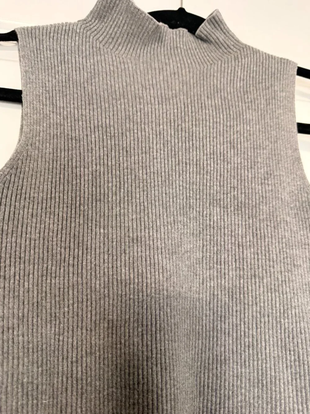 Gray Ribbed Mock Neck Sleeveless Sweater Top Fitted Knit (Small) - Picture 3 of 3